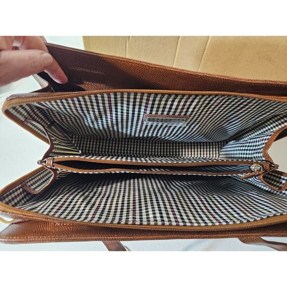 New in Box and Dust Bag Mimi DiCarlo Large Briefcase Tote Tan Style 1009LZ $225 - Picture 10 of 12
